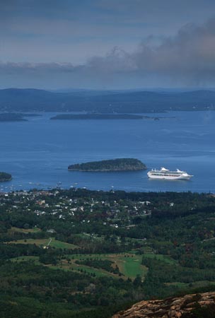 Cruise_ship_Bar_Harbor_2